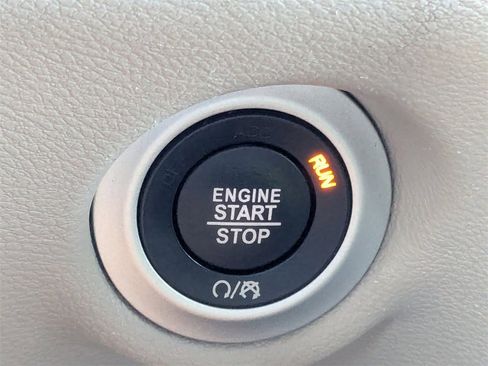 Used 2022 Chrysler Pacifica Touring-L image 38