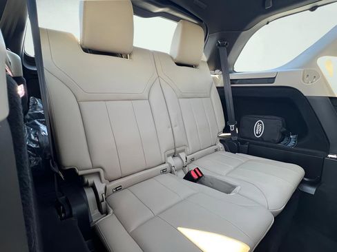 Used 2018 Land Rover Discovery SE image 29