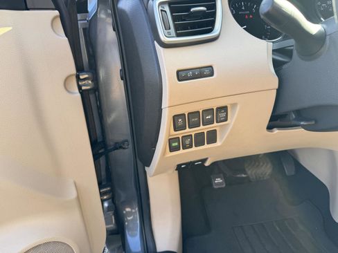 Used 2018 Nissan Rogue SV image 17