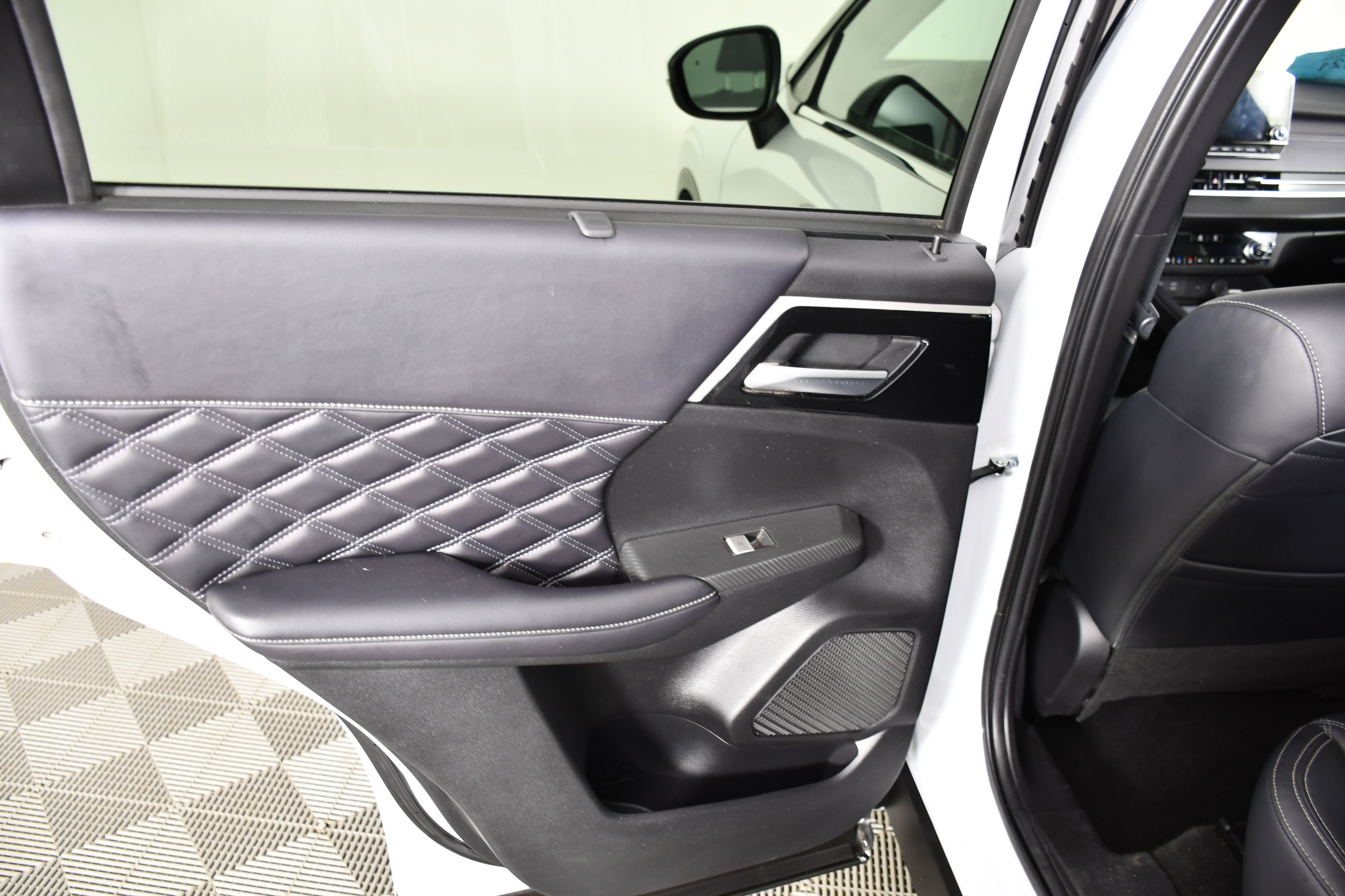 Used 2024 Mitsubishi Outlander SEL AWD/4WD image 45