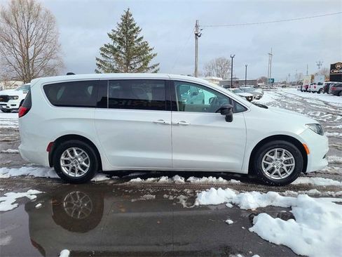 Used 2024 Chrysler Voyager LX image 5