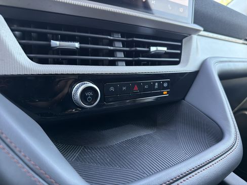 Used 2025 Ford Explorer Active RWD image 7