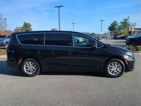 New 2026 Chrysler Pacifica Select image 3