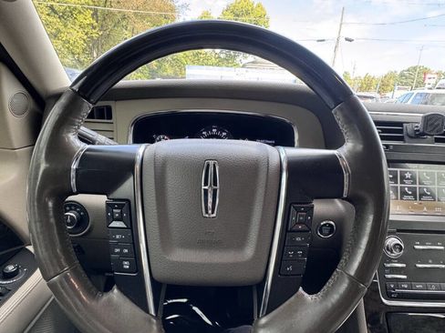 Used 2016 Lincoln Navigator Select image 25