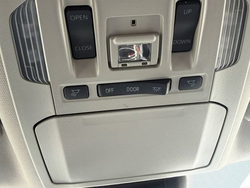 Used 2022 Toyota Highlander XLE AWD/4WD image 18
