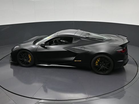 Used 2025 Chevrolet Corvette Z06 RWD image 25
