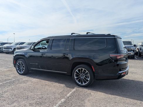 Used 2023 Jeep Wagoneer L Series III w/ Premium Group I image 3