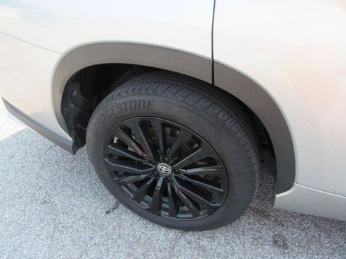 Used 2024 Toyota Highlander XSE FWD image 4