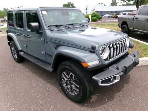 Used 2026 Jeep Wrangler Unlimited Sahara AWD/4WD image 2