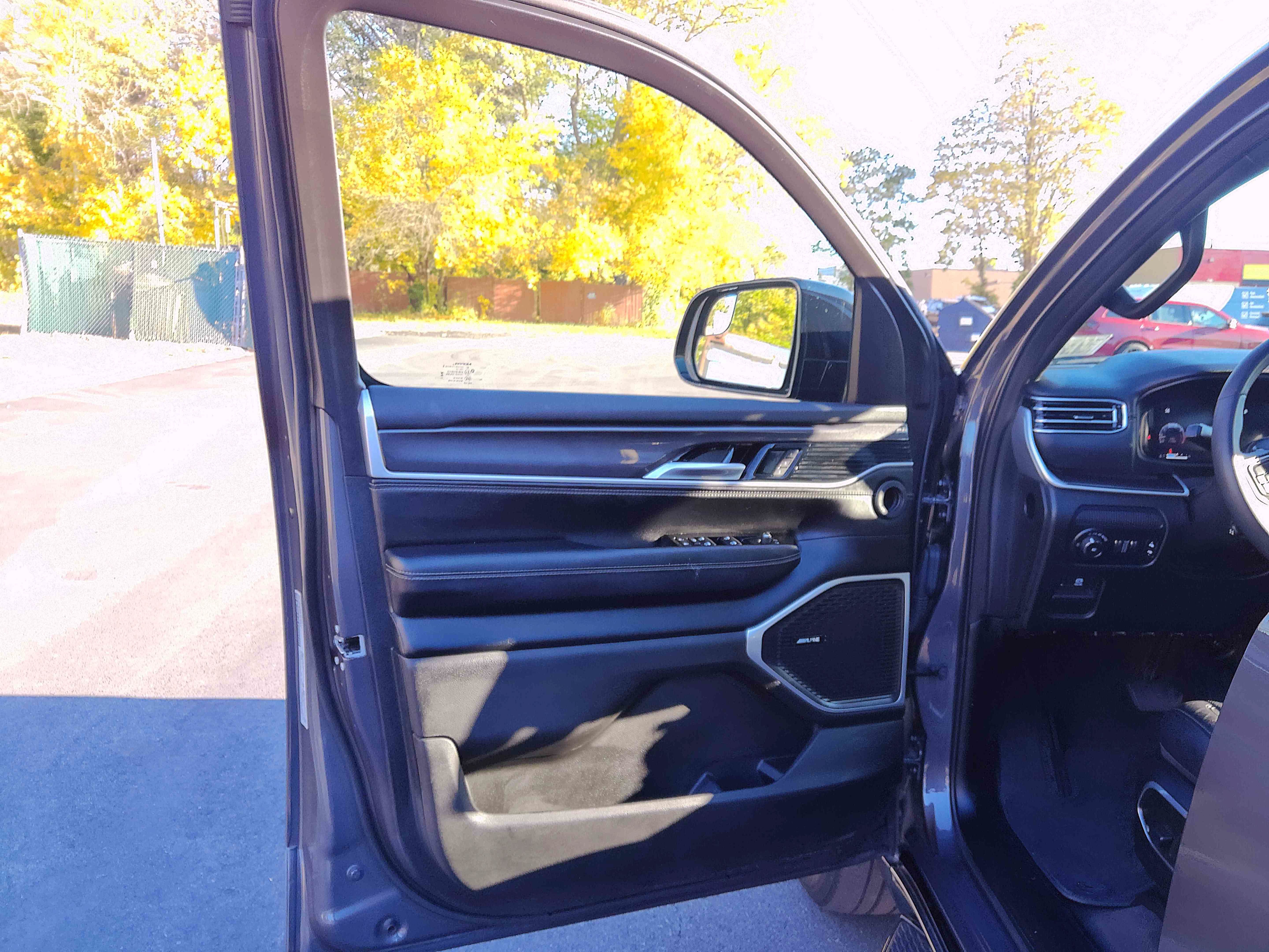 Used 2023 Jeep Wagoneer 4WD w/ Premium Group I image 15