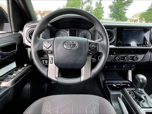 Used 2017 Toyota Tacoma TRD Off-Road w/ Tow Package RWD image 6