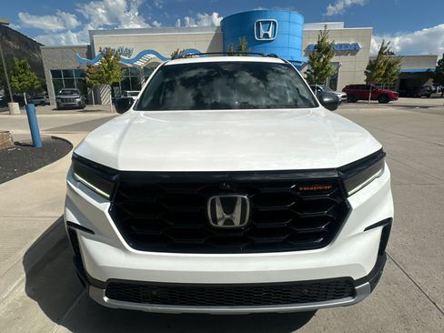 Used 2024 Honda Pilot TrailSport image 8