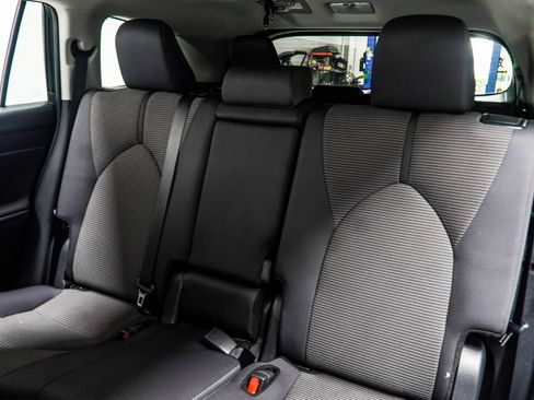 Used 2025 Toyota Highlander LE FWD image 37