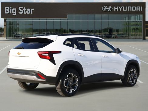 Used 2025 Chevrolet Trax LT w/ LT Convenience Package image 4