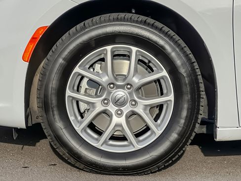 Used 2023 Chrysler Pacifica Touring-L image 38