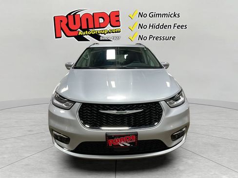 Used 2022 Chrysler Pacifica Touring-L FWD image 9