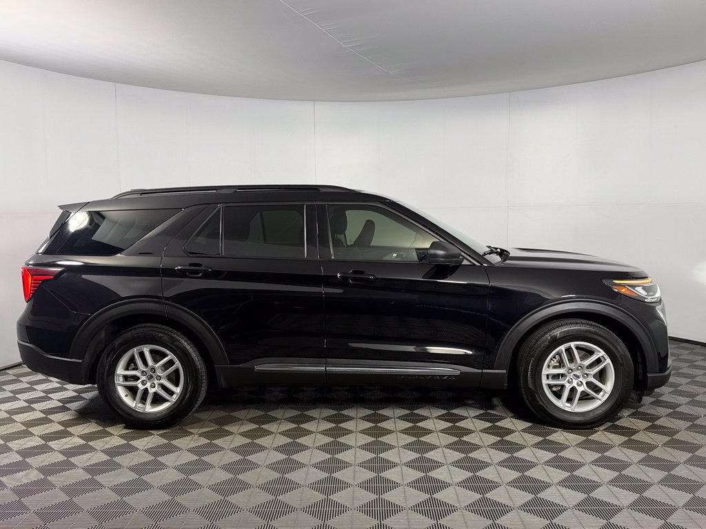 Used 2025 Ford Explorer Active RWD image 2