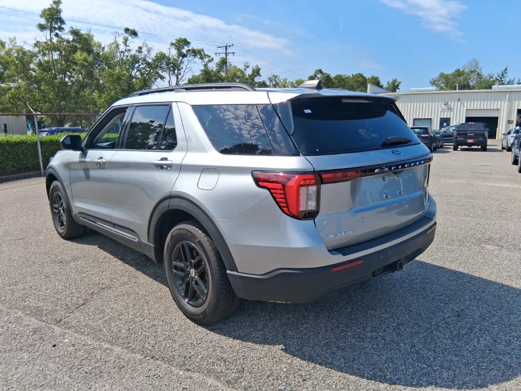 Used 2025 Ford Explorer Active AWD/4WD image 7