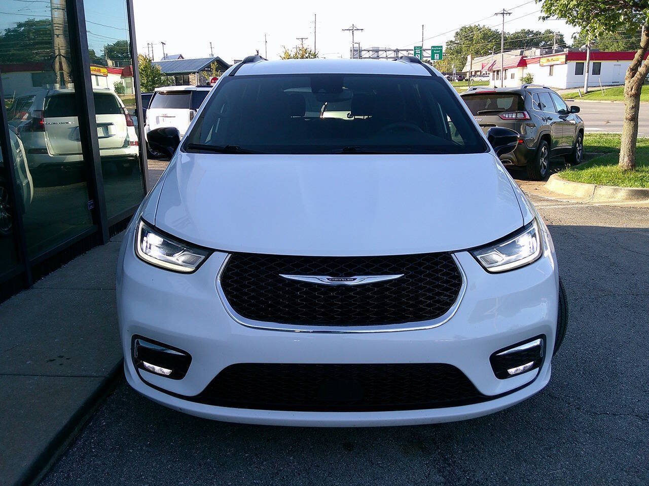 Used 2024 Chrysler Pacifica Touring FWD image 3
