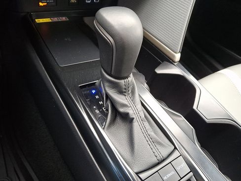 Used 2025 Toyota Camry SE image 15