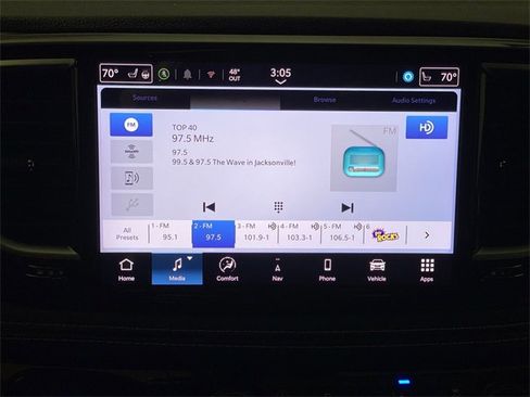 Used 2025 Chrysler Pacifica Limited image 18