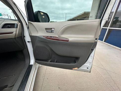 Used 2013 Toyota Sienna XLE w/ Entertainment Pkg FWD image 34