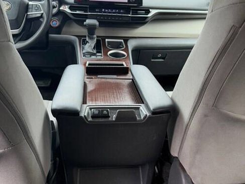 Used 2021 Toyota Sienna LE image 30
