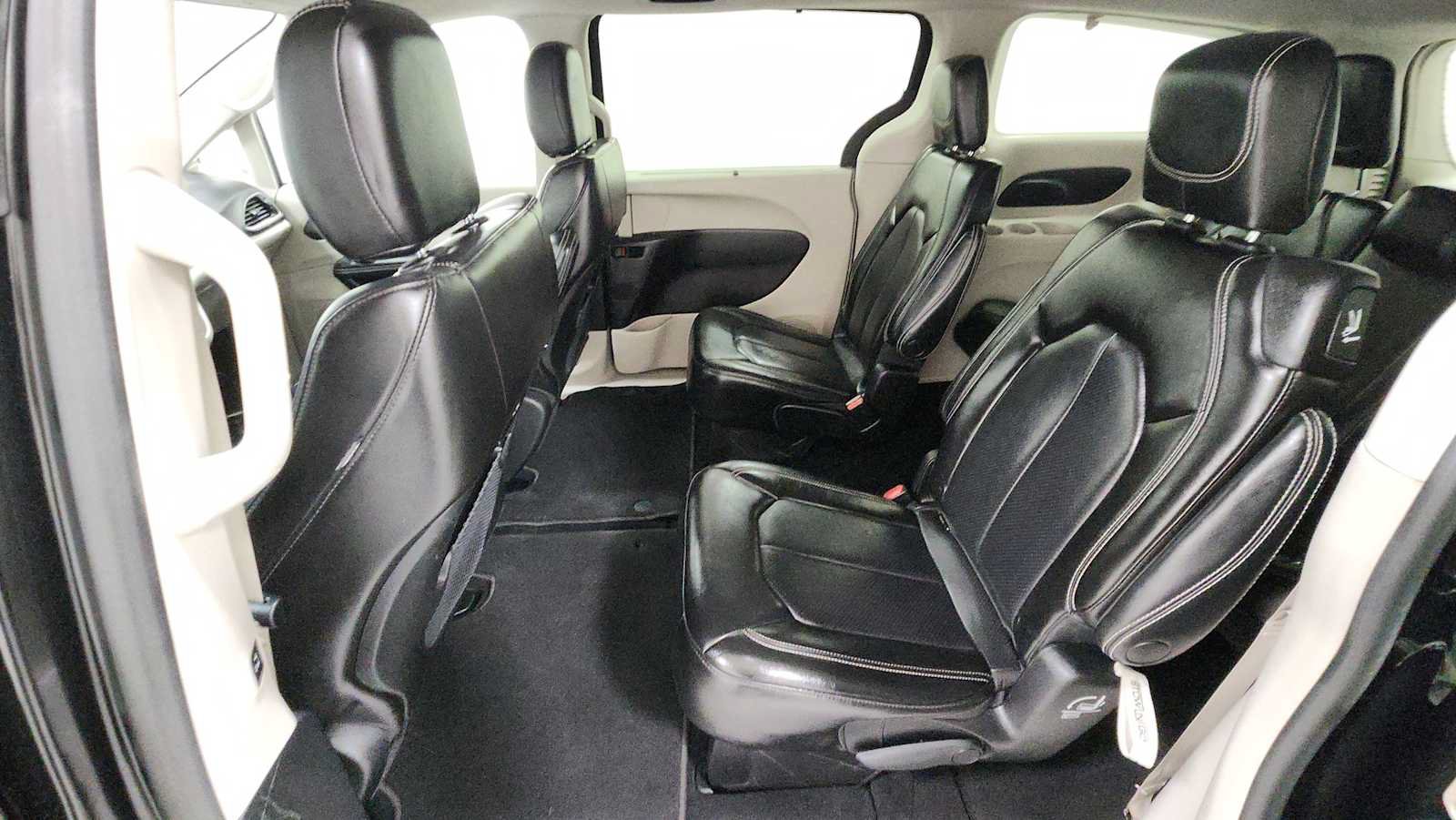 Used 2023 Chrysler Pacifica Touring-L FWD image 23