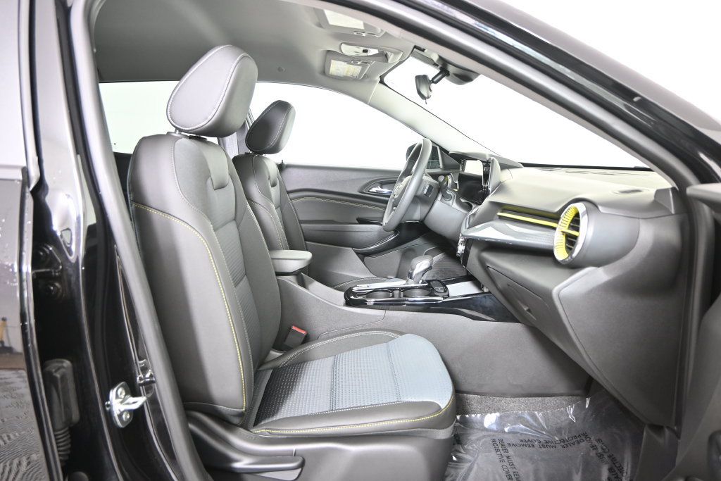 Used 2025 Chevrolet Trax LT FWD image 13