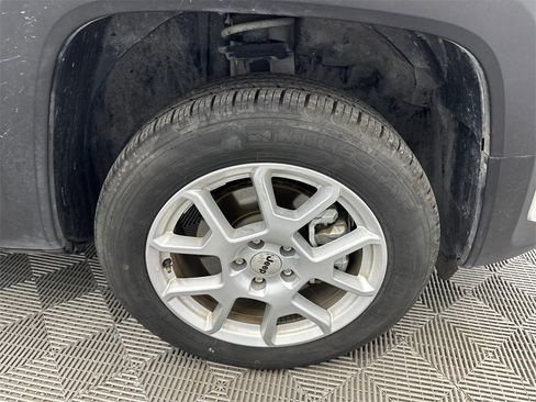 Used 2023 Jeep Renegade Latitude image 12