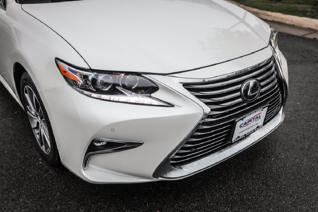 Used 2016 Lexus ES 300h w/ Luxury Package w/Wood Trim FWD image 8