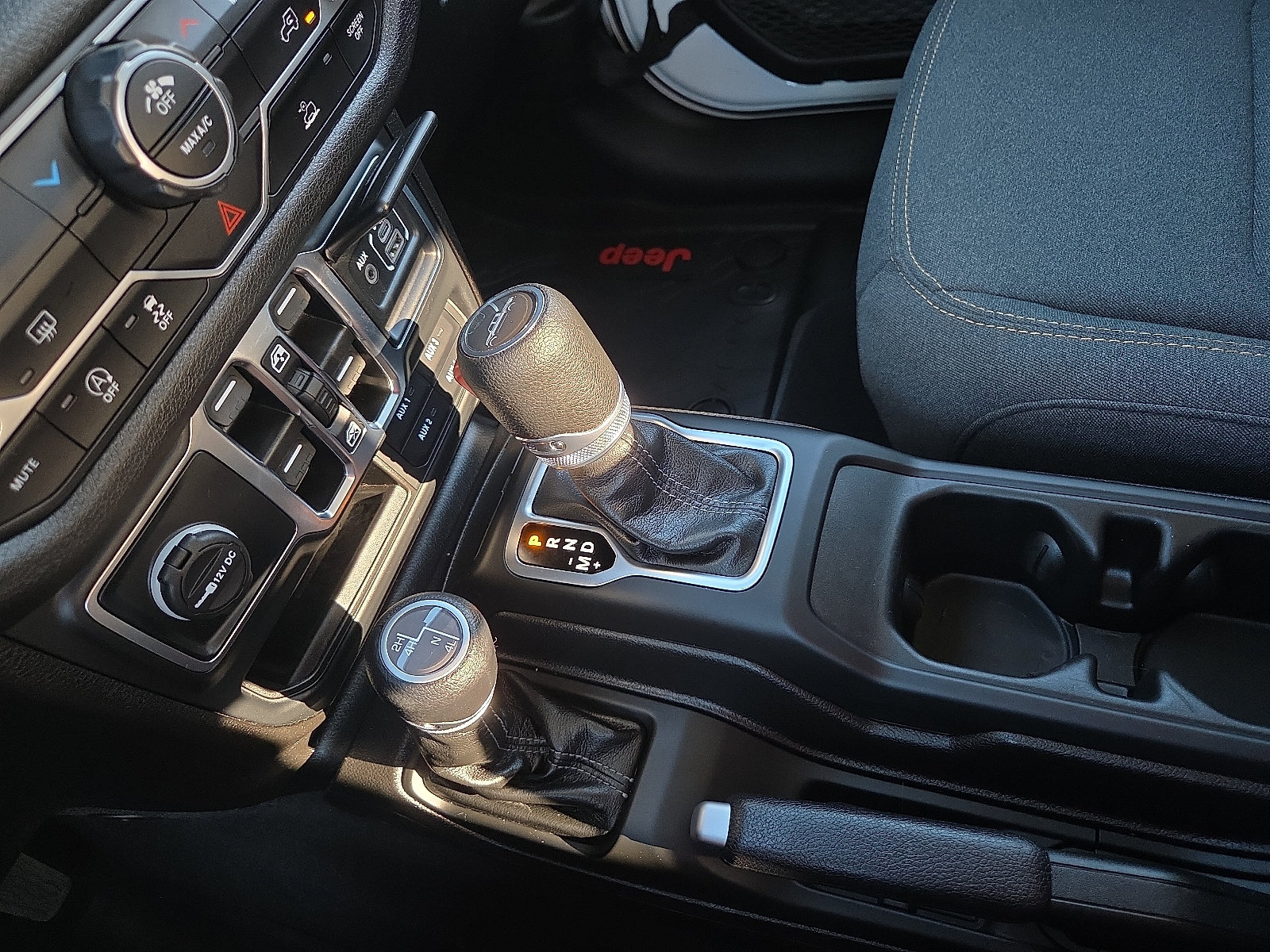 Used 2025 Jeep Gladiator Sport AWD/4WD image 25