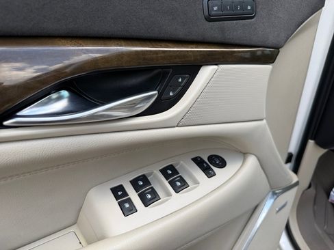 Used 2019 Cadillac Escalade ESV Luxury AWD/4WD image 28