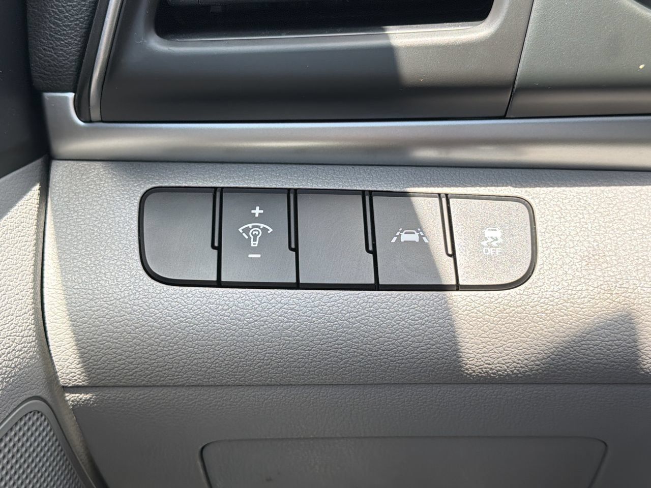 Used 2020 Hyundai Elantra SE FWD image 24