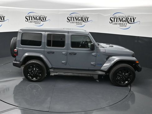 Used 2025 Jeep Wrangler Unlimited Sahara AWD/4WD image 19