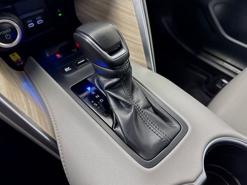 Used 2024 Toyota Venza Limited image 16