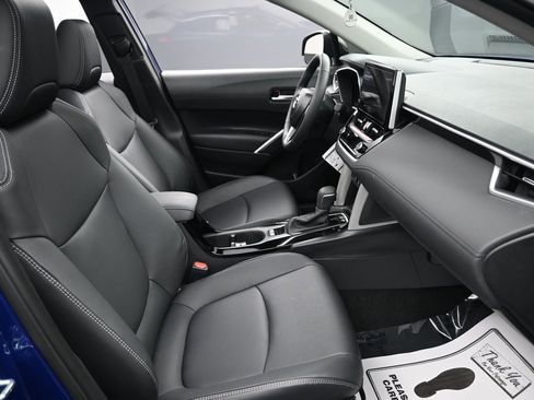 Used 2025 Toyota Corolla Cross XLE w/ Convenience Package image 33