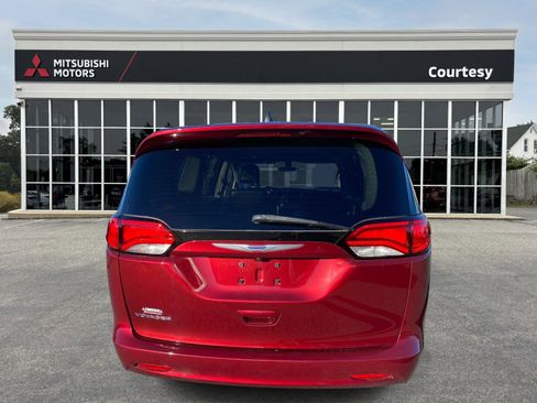 Used 2020 Chrysler Voyager L image 4