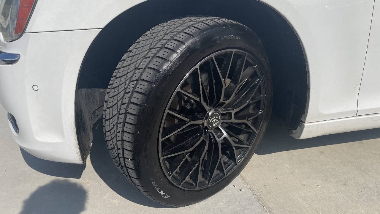Used 2011 Chrysler 300 Limited RWD image 28