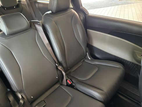 Used 2026 Kia Carnival FWD image 35