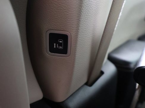Used 2023 Chrysler Pacifica Touring-L FWD image 48
