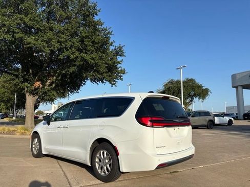 Used 2024 Chrysler Pacifica Touring-L FWD image 7