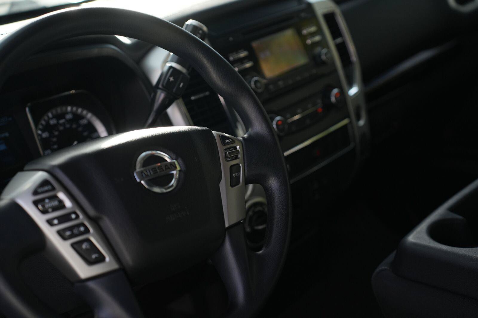 Used 2018 Nissan Titan SV AWD/4WD image 12