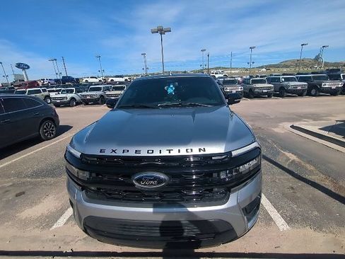 Used 2024 Ford Expedition Limited RWD image 2