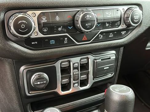 Used 2024 Jeep Wrangler Unlimited w/ Convenience Group image 16