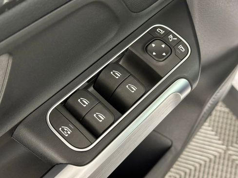 Used 2024 Mercedes-Benz EQB 300 4MATIC image 42