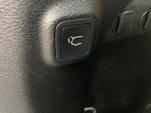 Used 2019 Jeep Cherokee Trailhawk AWD/4WD image 14