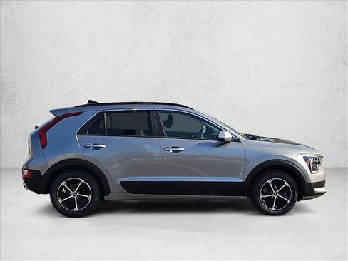 Used 2025 Kia Niro LX FWD image 2