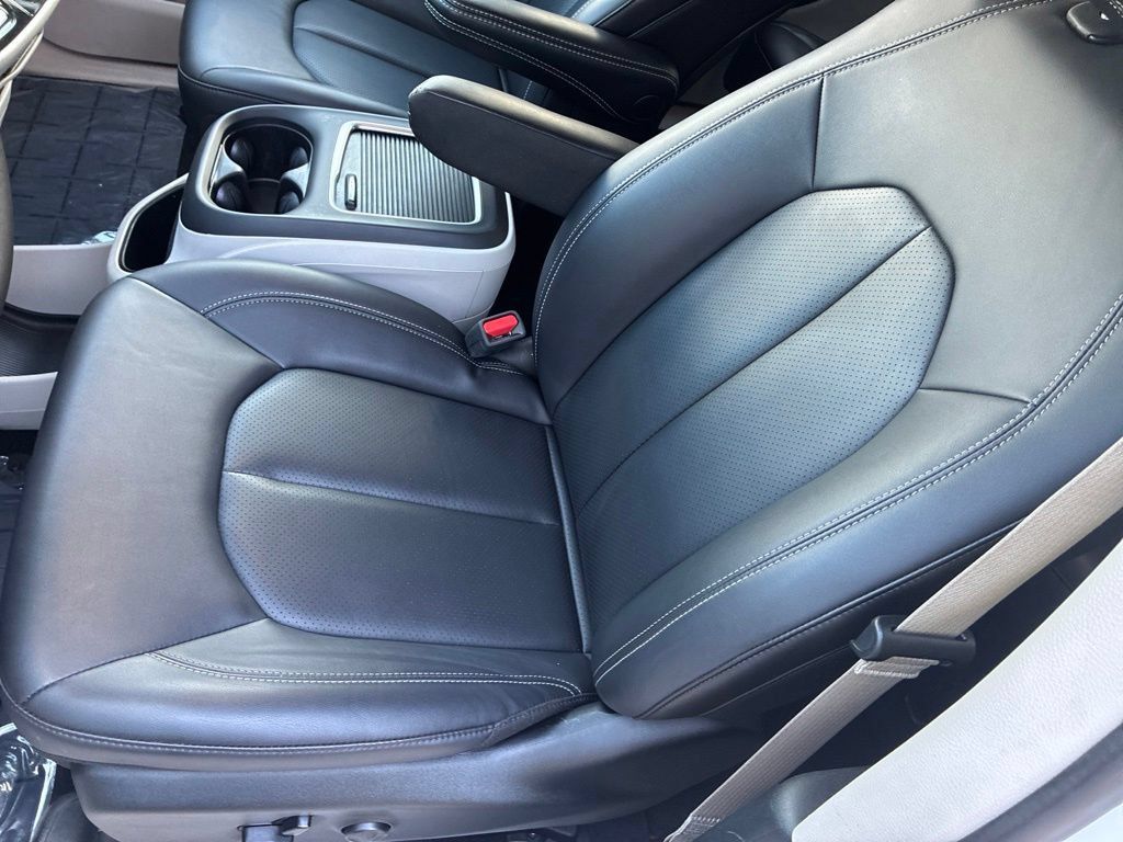 Used 2024 Chrysler Pacifica Touring-L FWD image 22