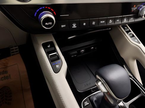 Used 2025 Kia Telluride SX w/ SX Captain's Chair Package FWD image 15